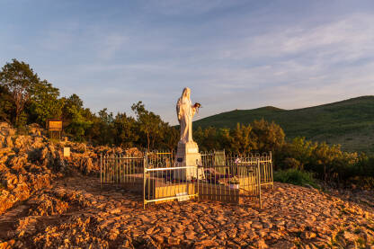 Brdo ukazanja u Međugorju i kip Blažene Djevice Marije.