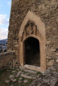 Kapija tvrđave u Jajcu, grb Stjepana Tomaševića