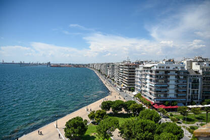 Solun, Grčka: Panoramski pogled na grad. Zgrade u centru grada. Ljudi šetaju uz more. Thessaloniki.