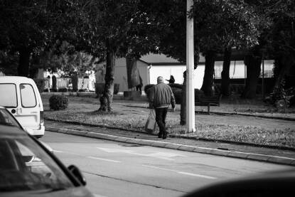 Čovjek u prolazu iz trgovine ulicom grada Čapljine. Svakodnevnica opisuje trenutno stanje čovjeka i njegovu budućnost.