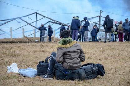 Grupa izbjeglica i migranata u kampu blizu Bihaća, BiH. Kamp Lipa, Bosna i Hercegovina.