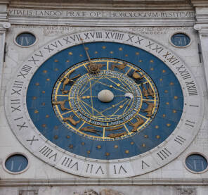 Sat na Piazza dei Signori, Padova, Italija. Horoskopski znakovi na satu.