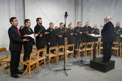 Zbor pjeva u katedrali za vrijeme ponoćne mise. Horska Euharistija.  Crkveni hor za vrijeme Božićne mise.