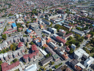 Prijedor, centar grada. Panoramski snimak dronom Prijedora. Zgrade, kuće i ulice u gradu.