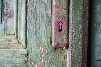 Ključaonica na staroj bravi na vratima. Stara drvena vrata od kuće.