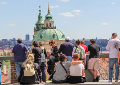 "Zlatna"prijestonica Češke, Prag jedna je od omiljenih destinacija za turiste. Posebna atrakcija je Praški zamak koji, osim što je znamenitost sama za sebe, nudi pogled na cijeli grad.