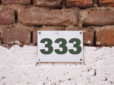 Broj 333 na zidu
