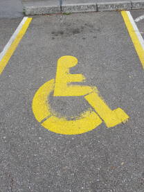 Označeno besplatno parking mjesto za lica sa invaliditetom