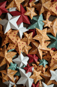 Papirne zvijezda dekoracija za praznike.