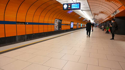 Podzemna željeznica. Putnički voz na željezničkoj stanici. Minhen, Njemačka.