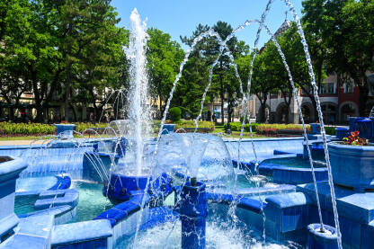 Subotica, Vojvodina, Srbija: Fontana na gradskom trgu. Prskanje vode u fontani u gradu. Osvježenje.