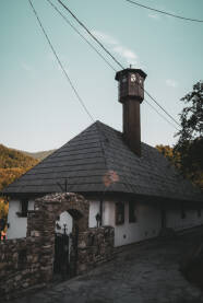 Mjesto Vranduk, udaljeno 10km od Zenice, najpoznatije je po tvrđavi koja se nalazi na stijeni iznad rijeke Bosne. Nešto manje poznata je džamija Sultana Mehmeda koja je izgrađena uz samu tvrđavu.