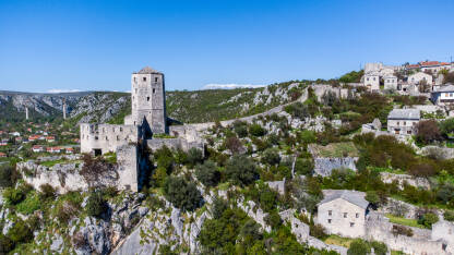 Počitelj, BiH Počitelj, BiH. Srednjovjekovna tvrđava, zidine i kamene kuće u gradu, snimak dronom.