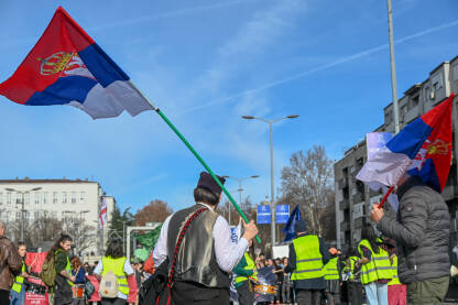 Studentski protesti u Srbiji Mladić obučen u srpsku narodnu nošnju, sa zastavom Srbije. Studenti na protestima. Studenti blokiraju Autokomandu 27.01.2025. u Beogradu.