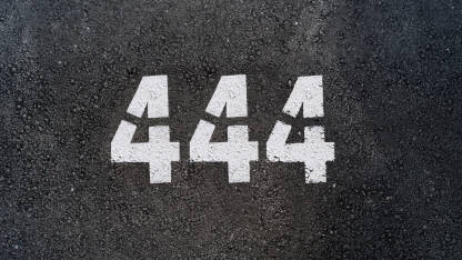 Broj 444 na asfaltu