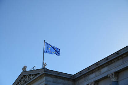 Beč, Austrija: Zastava Europske unije na austrijskom parlamentu. Zastava EU.