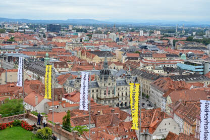 Graz, Austrija: Panoramski pogled na grad. Zgrade, kuće, ulice i crveni krovovi Graza. Stari grad, pogled s dvorca.