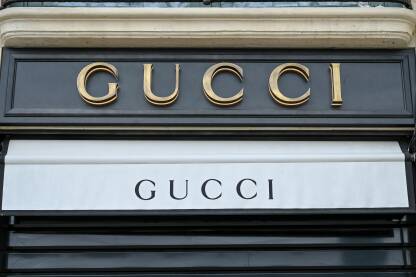 Gucci logo na prodavnici u Parizu, Francuska.
