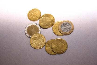 Euro kovanice na bijeloj podlozi