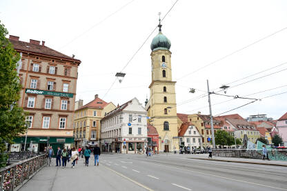 Graz, Austrija: Zgrade u gradu. Ljudi na ulici. Zvonik.
