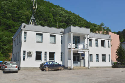 Zgrada Policijske stanice u Srebrenici nalazi se kod srednje i osnovne škole.