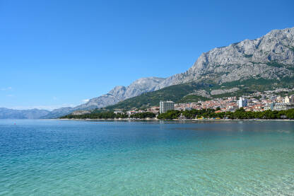 Makarska, Hrvatska. Jadransko more ljeti i planina Biokovo.