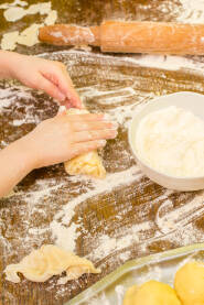 Dječije ruke pripremaju tijesto za kolače