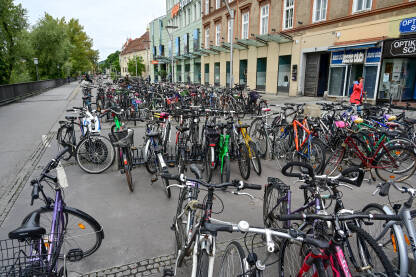 Mnogo bicikla parkiranih u gradu. Bicikl kao efikasno i jeftino prevozno sredstvo u gradu. Parking za bicikle. Biciklizam u gradu.