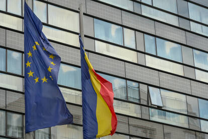 Zastava Rumunije / Rumunjske i Evropske unije Rumunska zastava postavljena pored EU zastave.