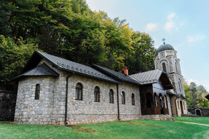 Pomoćni objekat manastia Liplje. Koji se nalazi na 25-om kilometru zapadno od Teslića, u podnožju planine Borja. Srednjevjekovni manastir datira iz 13. vijeka.