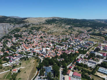 Grad Livno, BiH, snimak dronom. Panorama Livna. Zgrade, kuće i ulice.