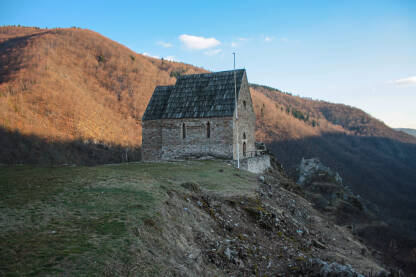 Kraljevski grad Bobovac, kapela obnovljena 1970ih. Nekada je sadržaval i grobnice bosanskih kraljeva.