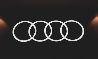 Audi znak na trgovini. Logo. Njemački proizvođač automobila.
