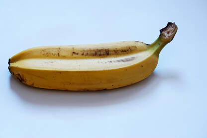 Banana izolovana na svijetloj pozadini