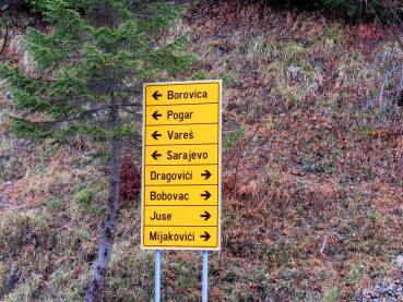 Putokazi na putu Kraljeva Sutjeska - Vareš. U blizini Bobovca.