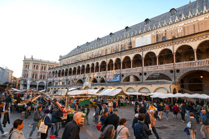 Padova, Italija: Ljudi na trgu. Gradska tržnica. Palazzo della Ragione je srednjovjekovna tržnica i gradska vijećnica.