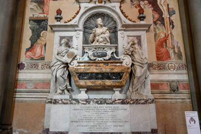 Firenca, Italija: Monumentalna grobnica Galilea Galileja u bazilici Santa Croce. Galileo Galilei je bio italijanski matematičar, fizičar, astronom i pronalazač.