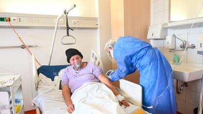 Medicinska sestra daje injekciju pacijentici na Covid odjelu. Koronavirus.