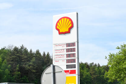 Strazbur, Francuska: Shell benzinska pumpa sa cijenama goriva. Rekordno visoke cijene benzina i dizela u Evropi.
