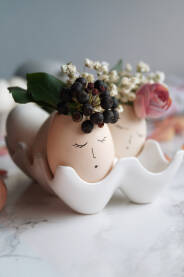 Jaja dekroisana cvijećem i crtežom