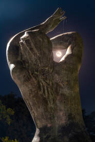 Supermjesec sa skulpturom "Djevojka sa Une" u Bihaću