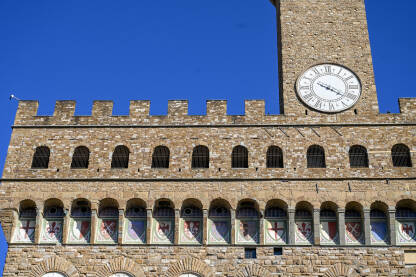 Firenca, Italija: Historijske zgrade u centru grada. Palazzo Vecchio, gradska vijećnica na Piazza della Signoria. Toranj sa satom u Firenci.