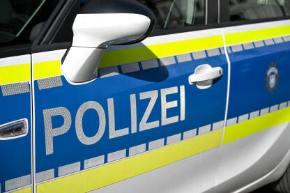 Policijski patrolni automobil parkiran na ulici u Njemačkoj. Automobili njemačke policije na ulici.
