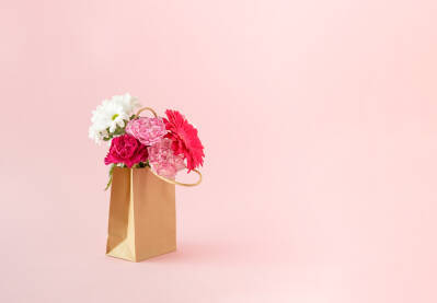 Svježe cvijeće upakirano u smeđu papirnu vrećicu.