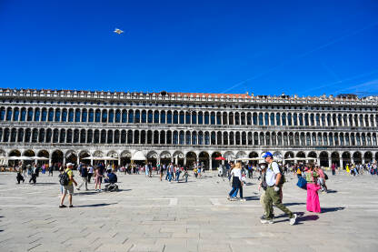 Venecija, Italija: Ljudi šetaju glavnim trgom. Trg sv. Marka ili Piazza San Marco. Popularno turističko odredište.