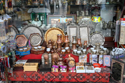 Tradicionalni bakreni ručno rađeni suveniri na Baščaršiji u Sarajevu. Ručno rađeni bakreni suveniri.