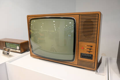 Stari TV. Crno-bijeli televizor u kući.