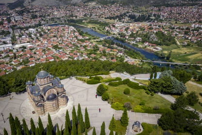 Dron fotografija Crkvine - Hercegovačke Gračanice. U pozadini se vide Arslanagića most i rijeka Trebišnjica