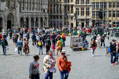 Bruxelles, Belgija: Mnogo ljudi na glavnom trgu. Bruxelles, Belgija: Mnogo ljudi na glavnom trgu. Turisti istražuju grad. Grand-Place, Brussels. Zgrade u Briselu.