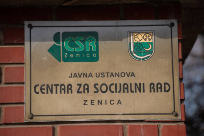 Centar za socijalni rad Zenica, tabla sa grbom Grada